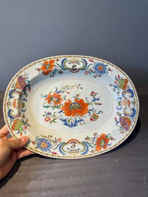 A pair of large oval Chinese famille rose 'Madame de Pompadour' dishes, Qianlong, ca. 1745 — photo 2
