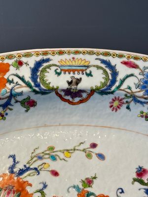 A pair of large oval Chinese famille rose 'Madame de Pompadour' dishes, Qianlong, ca. 1745 — photo 3