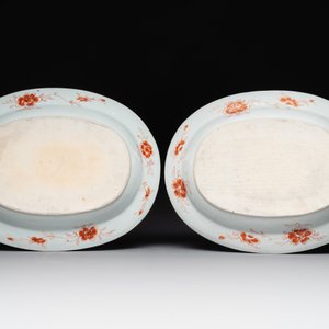 A pair of large oval Chinese famille rose 'Madame de Pompadour' dishes, Qianlong, ca. 1745 — photo 2