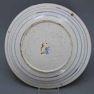 A pair of large polychrome Dutch Delft dishes with birds and flowers, 17th C. — 照片 3