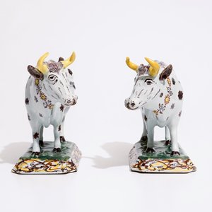 A pair of large polychrome Dutch Delft models of cows, 18th C. — 照片 3