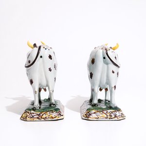 A pair of large polychrome Dutch Delft models of cows, 18th C. — 照片 5