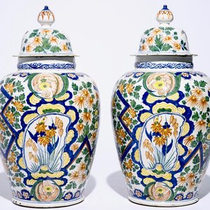 A pair of large polychrome Dutch Delft vases and covers with "Lightning" pattern, early 18th C. — photo 1