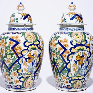 A pair of large polychrome Dutch Delft vases and covers with "Lightning" pattern, early 18th C. — photo 2