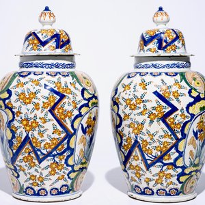 A pair of large polychrome Dutch Delft vases and covers with "Lightning" pattern, early 18th C. — photo 3