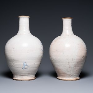 A pair of large polychrome Italian maiolica pharmacy bottles, Deruta, 17th C. — 照片 3