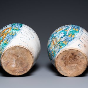 A pair of large polychrome Italian maiolica pharmacy bottles, Deruta, 17th C. — 照片 5