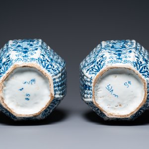 A pair of large ribbed Dutch Delft blue and white covered vases, 1st quarter 18th C. — photo 6