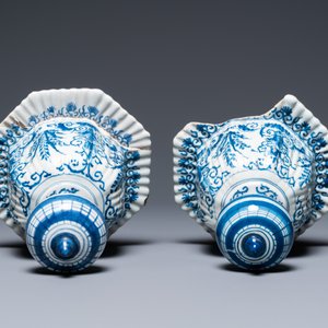 A pair of large ribbed Dutch Delft blue and white covered vases, 1st quarter 18th C. — photo 7