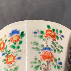 A pair of lobed Chinese famille verte cups and saucers, Kangxi — 照片 12
