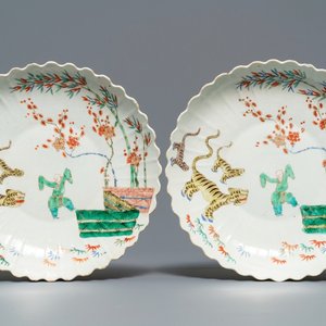 A pair of lobed Chinese famille verte Kakiemon-style 'tiger' plates, Kangxi — 照片 1
