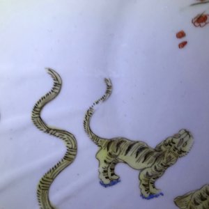 A pair of lobed Chinese famille verte Kakiemon-style 'tiger' plates, Kangxi — 照片 12