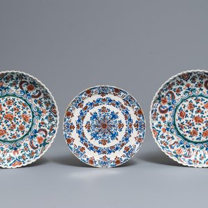 A pair of lobed Dutch Delft cashmere palette plates and a plate with ornamental design in red and blue, 18th C. — photo 1