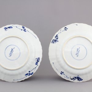 A pair of lotus-shaped moulded blue and white plates, Kangxi, ca. 1700 — photo 2
