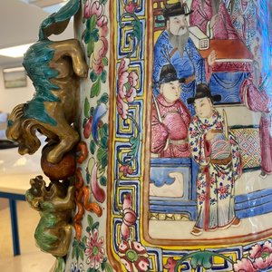 A pair of massive Chinese famille rose vases, 19th C. — photo 16