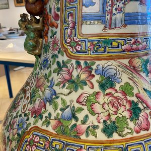 A pair of massive Chinese famille rose vases, 19th C. — photo 17