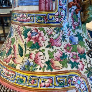 A pair of massive Chinese famille rose vases, 19th C. — photo 18