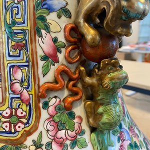 A pair of massive Chinese famille rose vases, 19th C. — photo 30