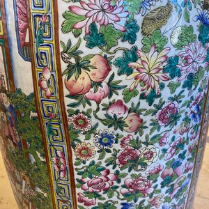 A pair of massive Chinese famille rose vases, 19th C. — photo 33