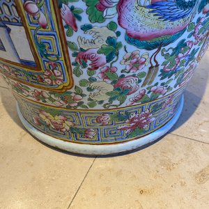 A pair of massive Chinese famille rose vases, 19th C. — photo 35
