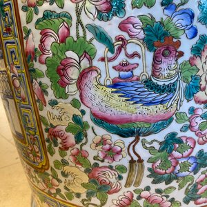 A pair of massive Chinese famille rose vases, 19th C. — photo 36