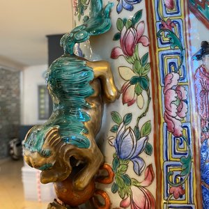 A pair of massive Chinese famille rose vases, 19th C. — photo 37