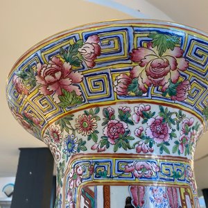 A pair of massive Chinese famille rose vases, 19th C. — photo 45
