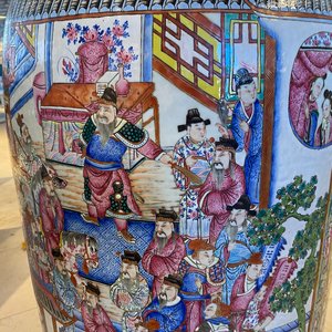 A pair of massive Chinese famille rose vases, 19th C. — photo 52