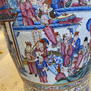 A pair of massive Chinese famille rose vases, 19th C. — photo 54