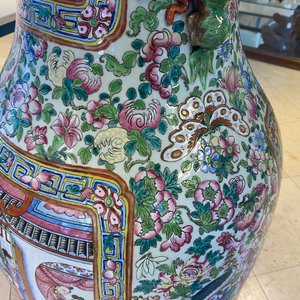 A pair of massive Chinese famille rose vases, 19th C. — photo 58