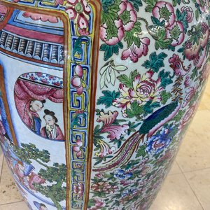 A pair of massive Chinese famille rose vases, 19th C. — photo 59
