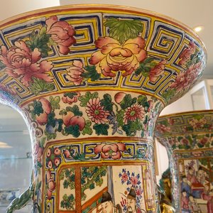 A pair of massive Chinese famille rose vases, 19th C. — photo 72