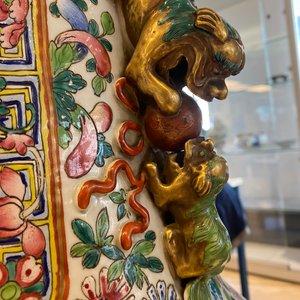 A pair of massive Chinese famille rose vases, 19th C. — photo 77