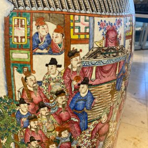 A pair of massive Chinese famille rose vases, 19th C. — photo 79