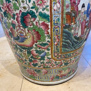 A pair of massive Chinese famille rose vases, 19th C. — photo 92
