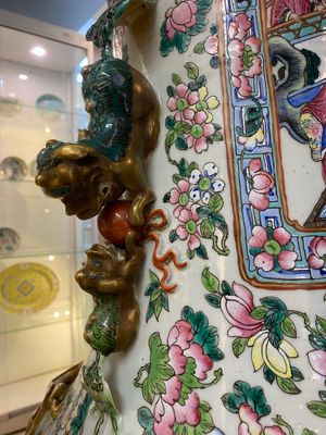 A pair of massive Chinese famille rose vases, 19th C. — photo 5