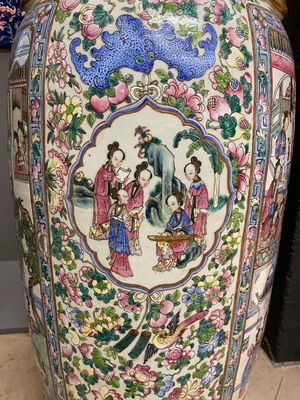 A pair of massive Chinese famille rose vases, 19th C. — photo 6