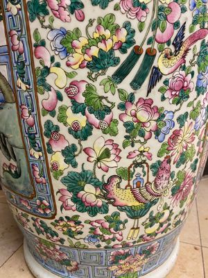 A pair of massive Chinese famille rose vases, 19th C. — photo 8