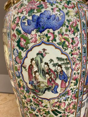 A pair of massive Chinese famille rose vases, 19th C. — photo 9