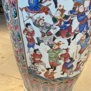 A pair of massive Chinese famille rose vases, 19th C. — photo 102