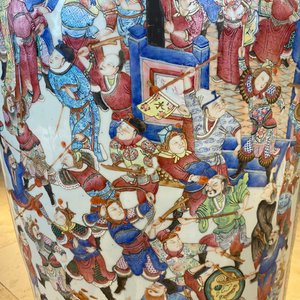 A pair of massive Chinese famille rose vases, 19th C. — photo 106