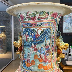A pair of massive Chinese famille rose vases, 19th C. — photo 109