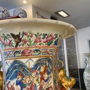 A pair of massive Chinese famille rose vases, 19th C. — photo 133