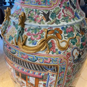 A pair of massive Chinese famille rose vases, 19th C. — photo 139