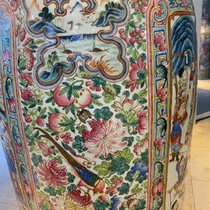 A pair of massive Chinese famille rose vases, 19th C. — photo 151