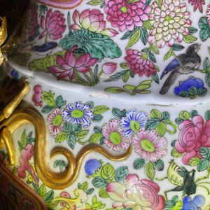 A pair of massive Chinese famille rose vases, 19th C. — photo 155