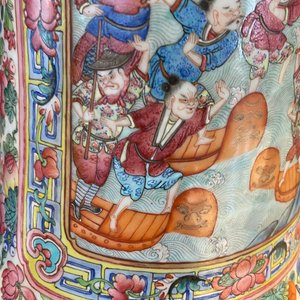 A pair of massive Chinese famille rose vases, 19th C. — photo 16