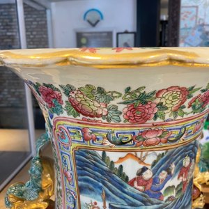 A pair of massive Chinese famille rose vases, 19th C. — photo 18