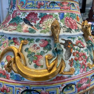 A pair of massive Chinese famille rose vases, 19th C. — photo 21