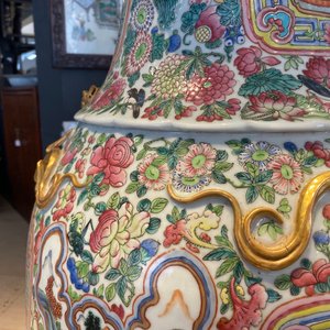 A pair of massive Chinese famille rose vases, 19th C. — photo 24